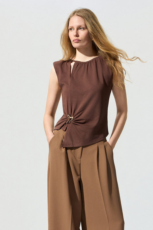 Sleeveless blouse with decorative buckle