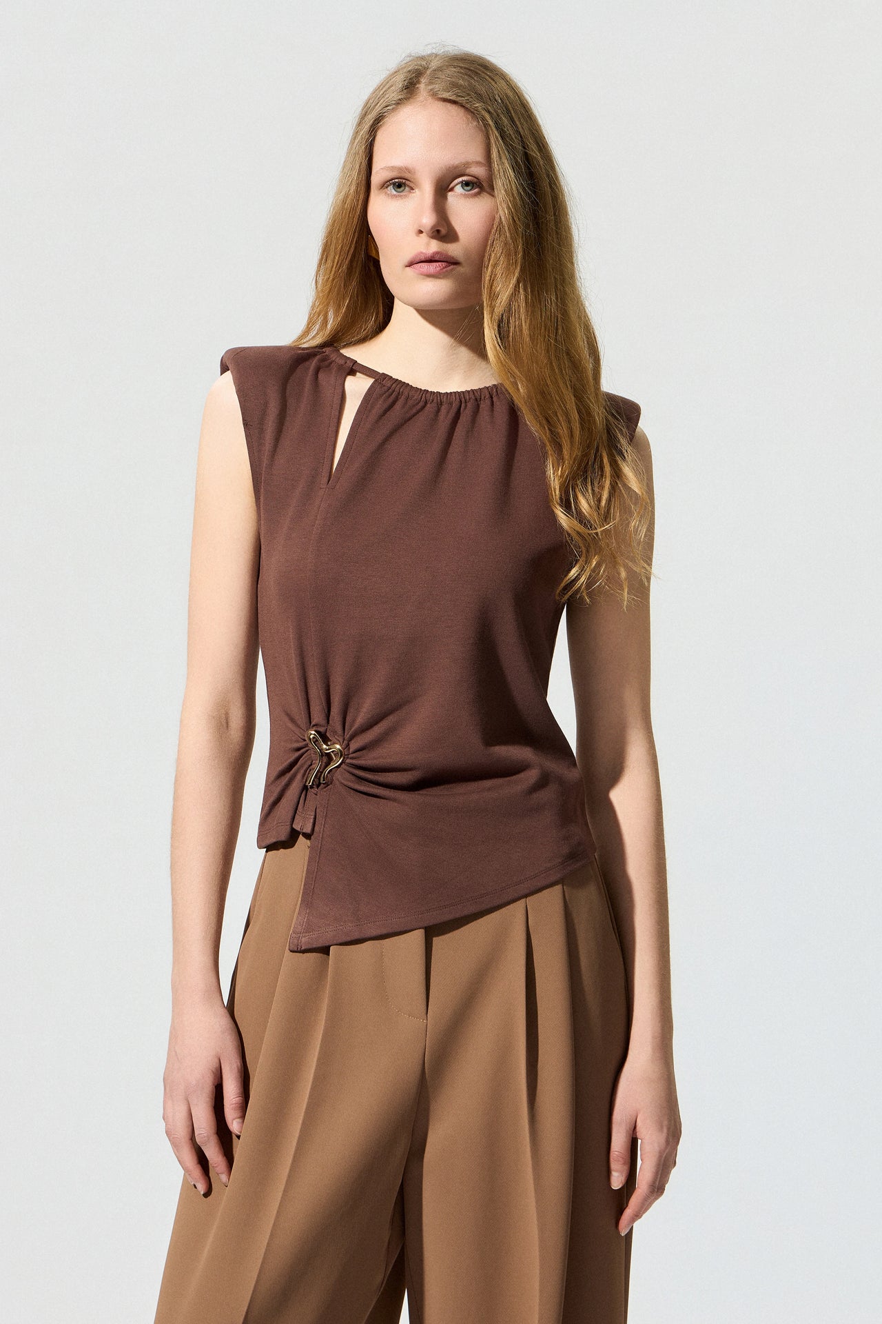 Sleeveless blouse with decorative buckle