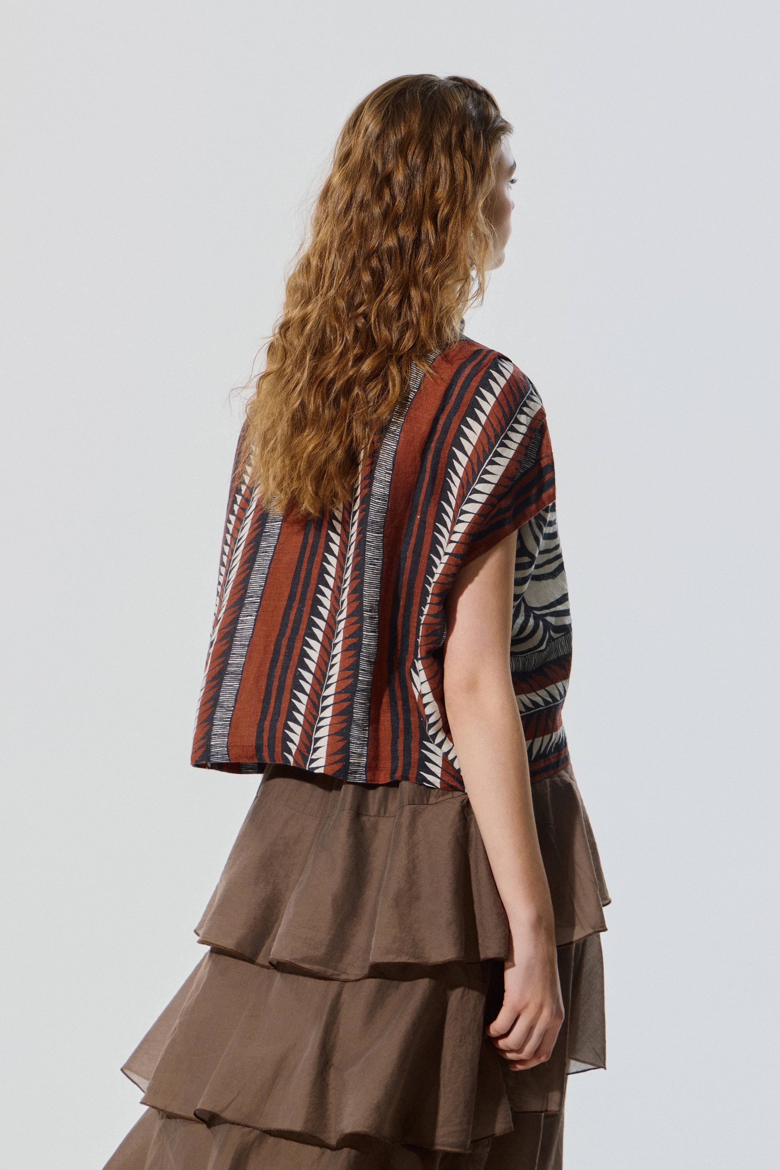 Sleeveless printed linen shirt